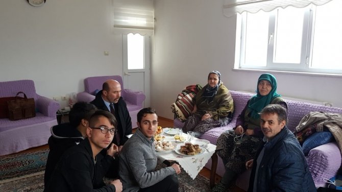 Liseli Öğrenciler Dar Gelirli Ve Yaşla Ailelerin Evlerini Temizledi, Yiyecek İkram Etti