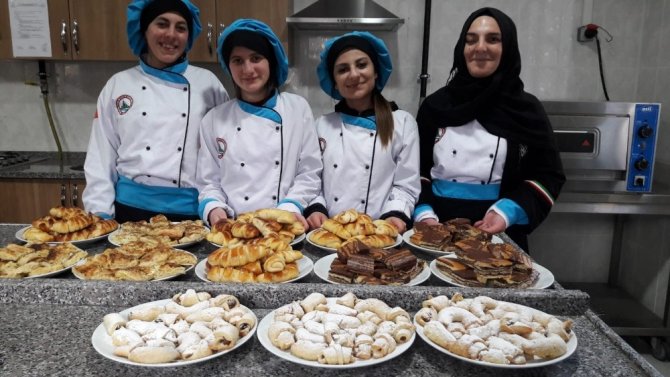 Liseli Öğrenciler Dar Gelirli Ve Yaşla Ailelerin Evlerini Temizledi, Yiyecek İkram Etti