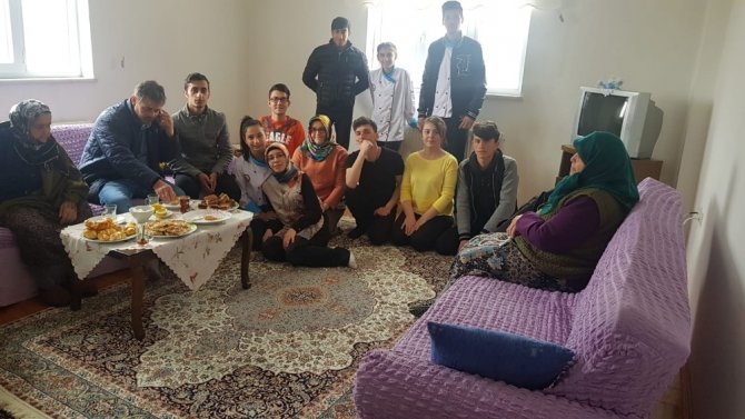 Liseli Öğrenciler Dar Gelirli Ve Yaşla Ailelerin Evlerini Temizledi, Yiyecek İkram Etti