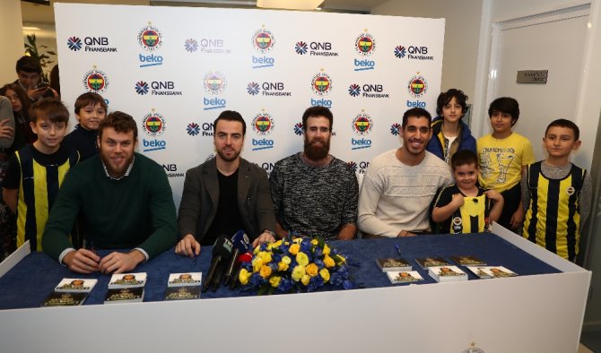 Fenerbahçe Beko’nun Yıldızları, İmza Gününde Taraftarlarla Buluştu
