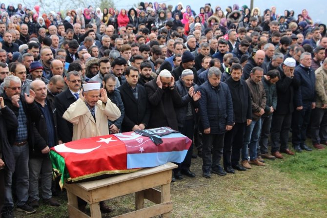 Oğlunun Kıyafetini Bir An Olsun Elinden Bırakmadı