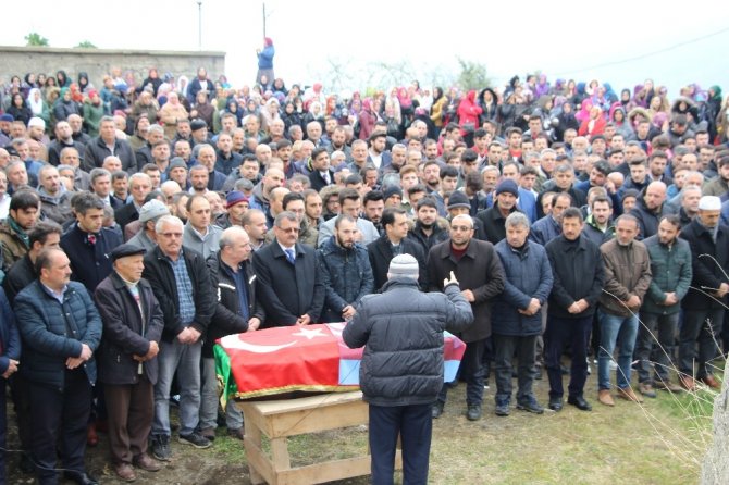 Oğlunun Kıyafetini Bir An Olsun Elinden Bırakmadı