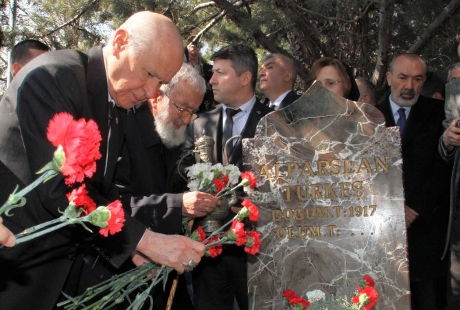 Onbinlerce Seveni Başbuğu Kabri Başında Andı