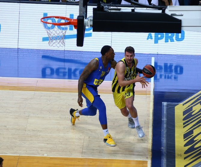 Fenerbahçe Sezonu Lider Tamamladı