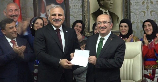 Eski Başkana Çiçek Yerine Dekont Verdi