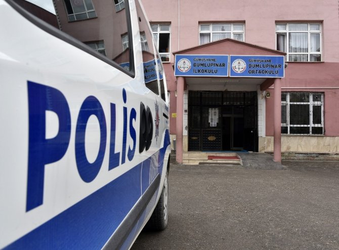 Gümüşhane’de Öğretmenler Polis Üniformasıyla Derse Girdi