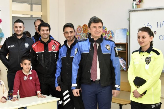 Gümüşhane’de Öğretmenler Polis Üniformasıyla Derse Girdi