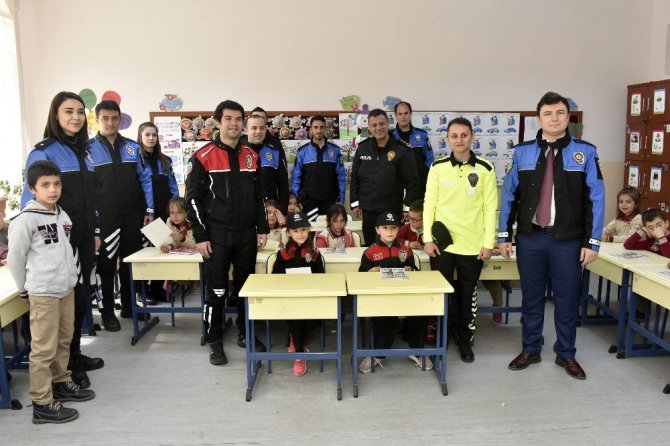 Gümüşhane’de Öğretmenler Polis Üniformasıyla Derse Girdi