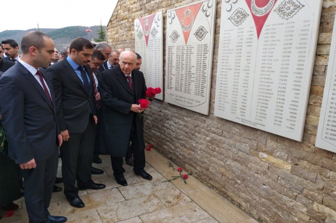Bahçeli’den Ülkücü Şehitler Anıtı’na Ziyaret