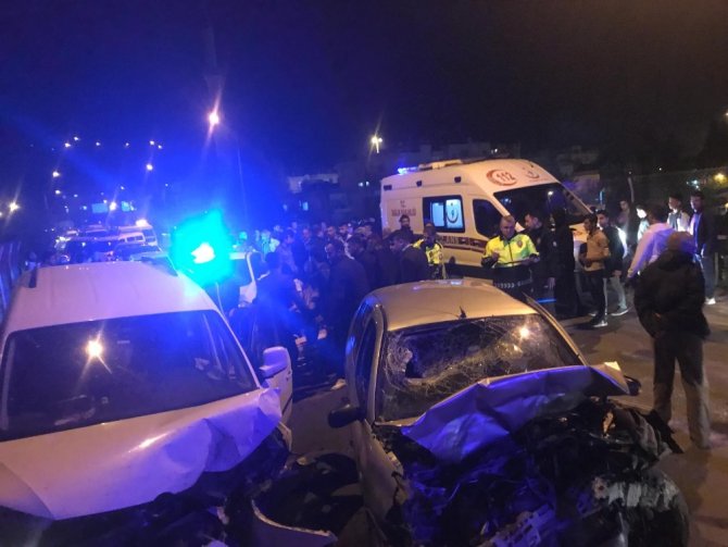 Köprüde İki Araç Kafa Kafaya Çarpıştı: 4 Yaralı