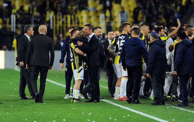 Ali Koç Maç Sonunda Sahaya İndi