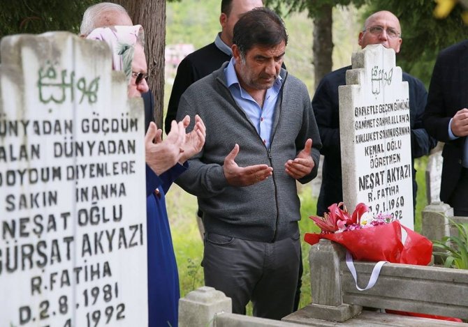 Bordo-mavili Taraftarlar Mezarları Başında Anıldı