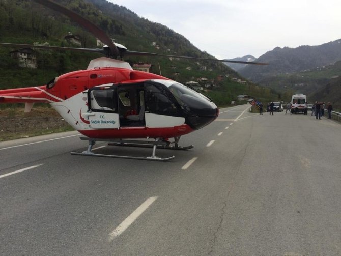 Ambulans Helikopter Trafik Kazası Sonrası Yaralıyı Karayoluna İnerek Aldı