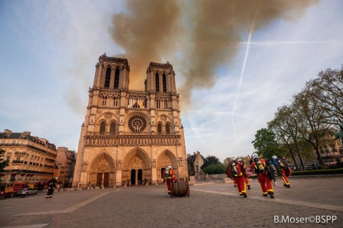Paris İtfaiyesi Alevlere Böyle Müdahale Etti