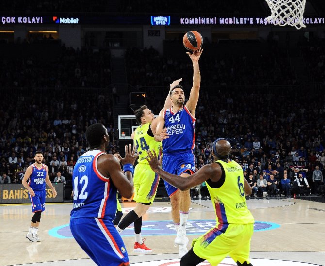 Thy Euroleague: Anadolu Efes: 75 - Barcelona Lassa: 68