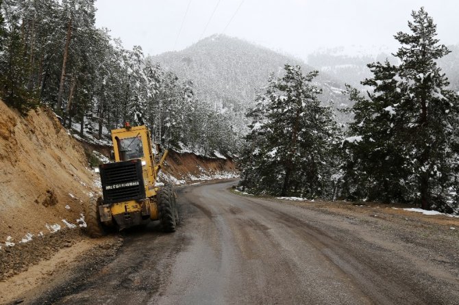 Gümüşhane Köy Yollarında Karla Mücadele Bitti ‘Taşla’ Mücadele Başladı