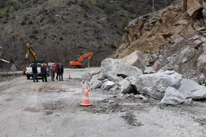 Gümüşhane Köy Yollarında Karla Mücadele Bitti ‘Taşla’ Mücadele Başladı