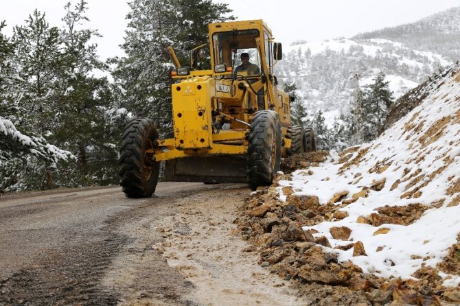 Gümüşhane Köy Yollarında Karla Mücadele Bitti ‘Taşla’ Mücadele Başladı