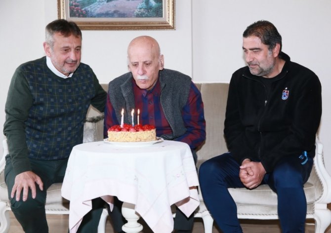 Efsane Teknik Direktör Özyazıcı’ya Sürpriz Doğum Günü Kutlaması