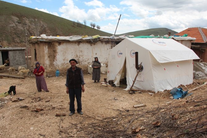 Yaşanan Depremlerden Dolayı Vatandaş Evlerine Giremiyor