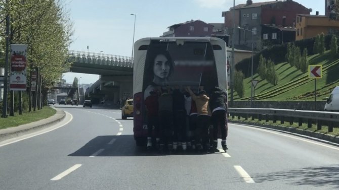 İstanbul’da 8 Patenli Gencin Tehlikeli Yolculuğu Kamerada
