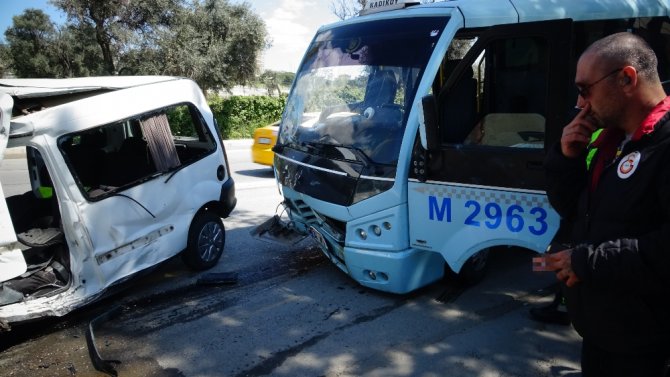 Kartal’da Minibüs İle Otomobil Çarpıştı: 1 Yaralı