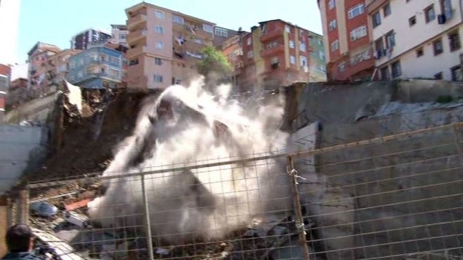 İstanbul Valiliği: "Risk Altındaki 10 Bina Boşaltıldı"