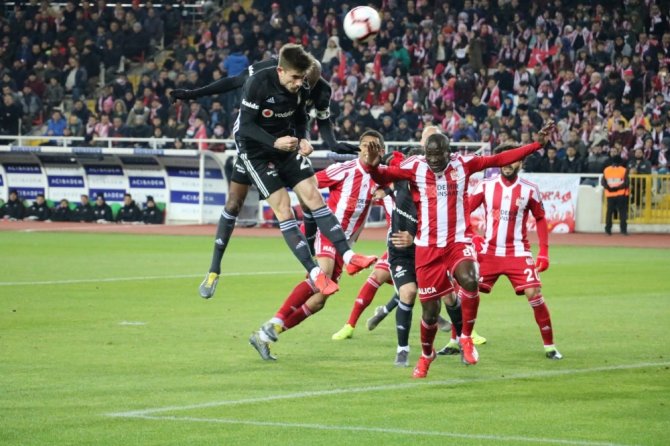 Spor Toto Süper Lig: Dg Sivasspor: 1 - Beşiktaş: 1 (İlk Yarı)