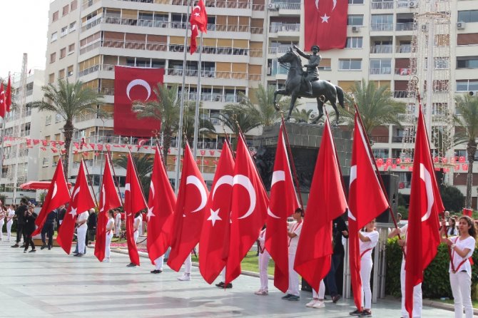 İzmir’de 23 Kutlamalarında Görsel Şölen