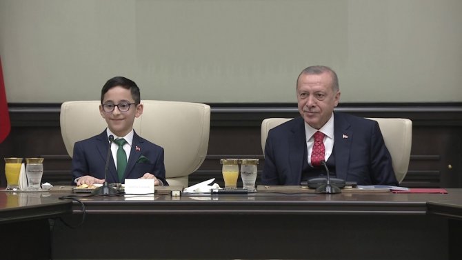 Cumhurbaşkanı Erdoğan, Koltuğunu Ozan Sözeyataroğlu’na Devretti