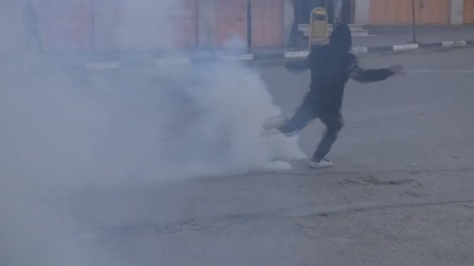 Filistinlilerden Caddeleri Kapatan İsrail Askerlerine Tepki