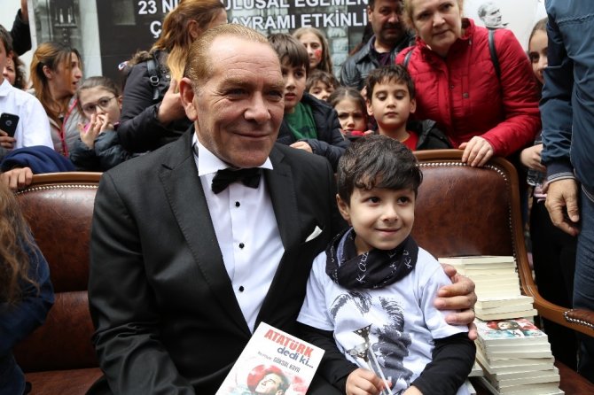 Atatürk’e Benzeyen Tiyatro Sanatçısını Artvin’de Yoğun İlgi