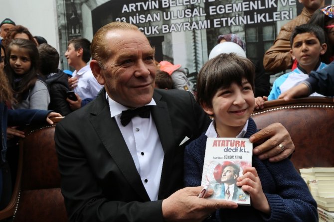 Atatürk’e Benzeyen Tiyatro Sanatçısını Artvin’de Yoğun İlgi