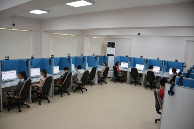 Dört Beceride İlk Türkçe Elektronik Sınavı Düzenledi