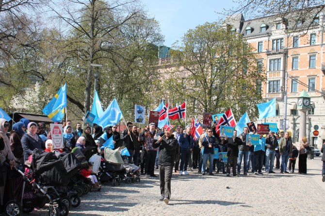 Uygur Türkleri Stockholm’de Çin’i Protesto Etti