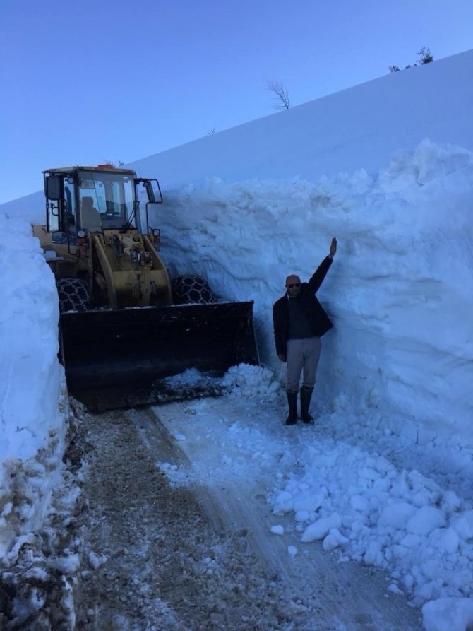 Sis Dağı’na Giden Yayla Yolunu Kardan Temizlemek İçin Gece Gündüz Çalışıyorlar
