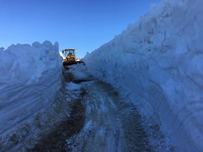 Sis Dağı’na Giden Yayla Yolunu Kardan Temizlemek İçin Gece Gündüz Çalışıyorlar