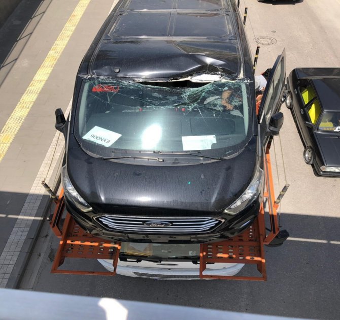 Tırın Taşıdığı Minibüs Üst Geçide Takıldı