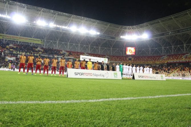 Süper Toto Süper Lig: Evkur Yeni Malatyaspor: 1 - Kasımpaşa: 0 (İlk Yarı)