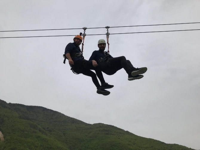 Çoruh Nehri Üzerinde Bulunan Zipline Hattında Davul, Zurna Çalıp Türk Bayrağı Açtılar
