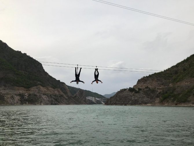Çoruh Nehri Üzerinde Bulunan Zipline Hattında Davul, Zurna Çalıp Türk Bayrağı Açtılar