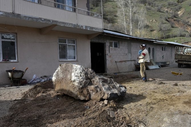 Dağdan Kopan Kayalar Mermi Gibi Ahırın Üzerine Düştü