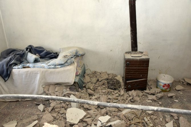 Dağdan Kopan Kayalar Mermi Gibi Ahırın Üzerine Düştü