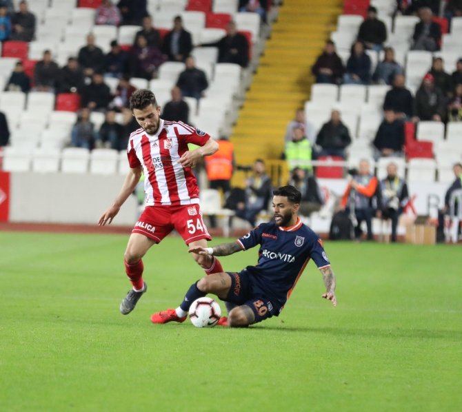 İlk Yarı Sessiz Bitti