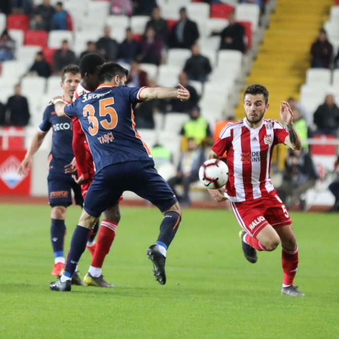 İlk Yarı Sessiz Bitti