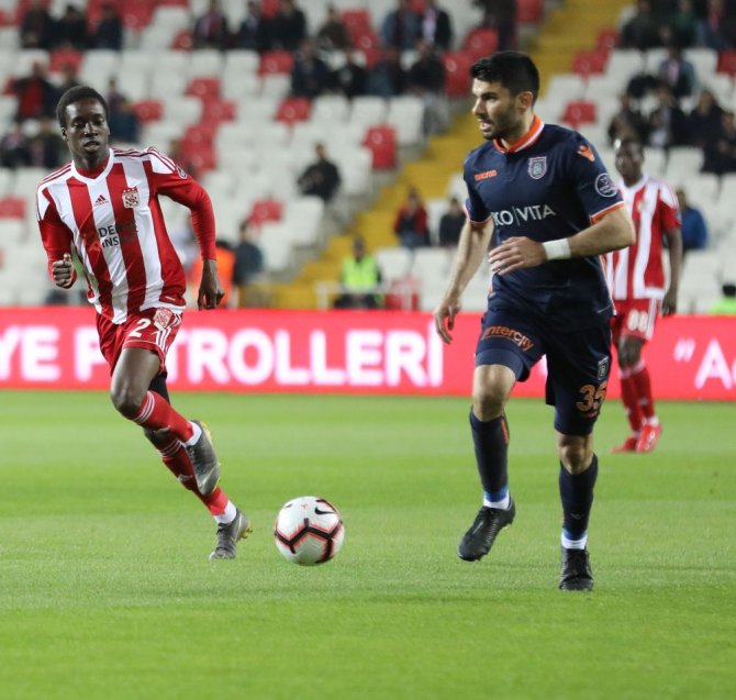 İlk Yarı Sessiz Bitti