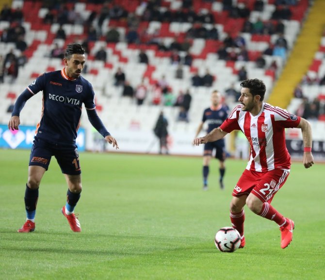 İlk Yarı Sessiz Bitti