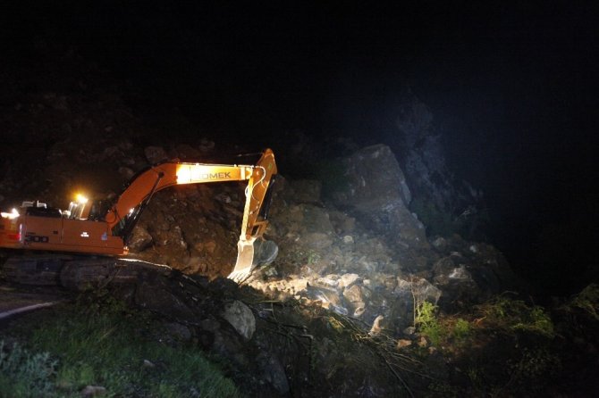 Giresun-şebinkarahisar Kara Yolunda Heyelan Ulaşımı Kapattı