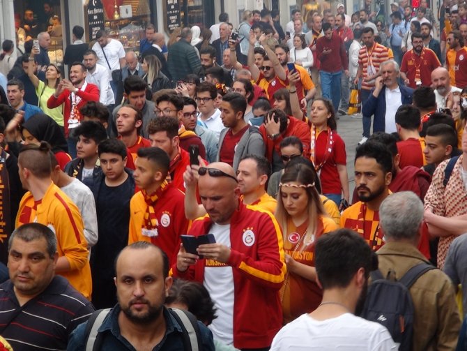 Taksim’de Toplanan Galatasaray Taraftarları Fenerbahçe Atkısı Yırttı