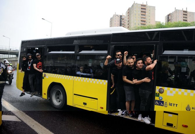 Beşiktaş Taraftarı Türk Telekom Stadyumu’na Geldi